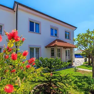 Maravera Apartment